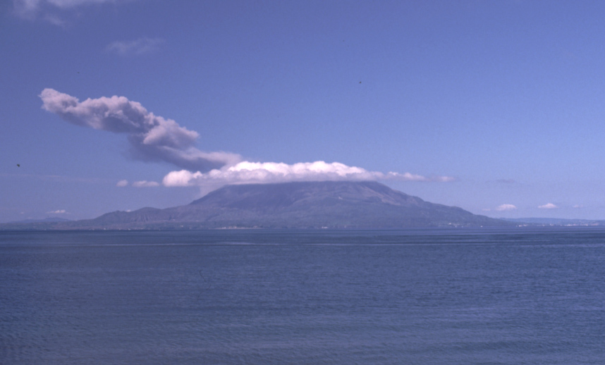 噴煙を上げる桜島。鹿児島市から見た桜島とは噴煙の上がる場所が違います。