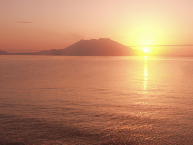夕日に映える桜島。この瞬間は自然の偉大さを感じます。