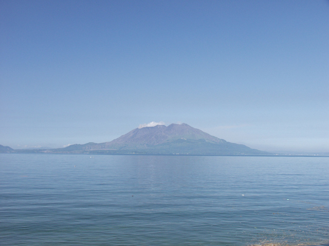 澄み切った青空と穏やかな桜島。これが活火山であることを忘れてしまうようなショットです。