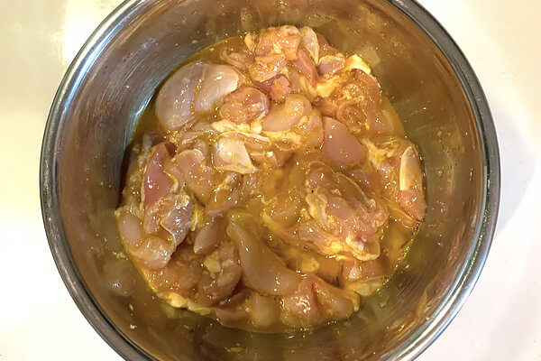 鶏肉に卵と醤油をからめる