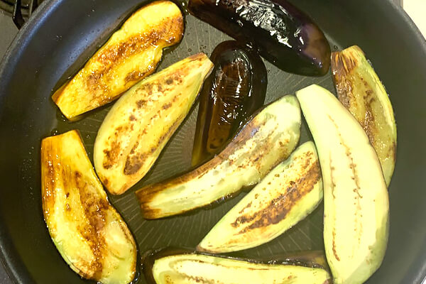 なすの両面に焼色をつける