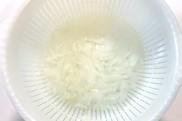 玉ねぎを10分ほど水にさらす